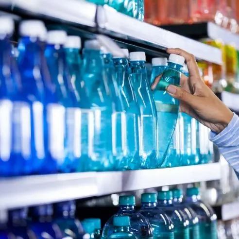 Air botol di atas rak di sebuah kedai